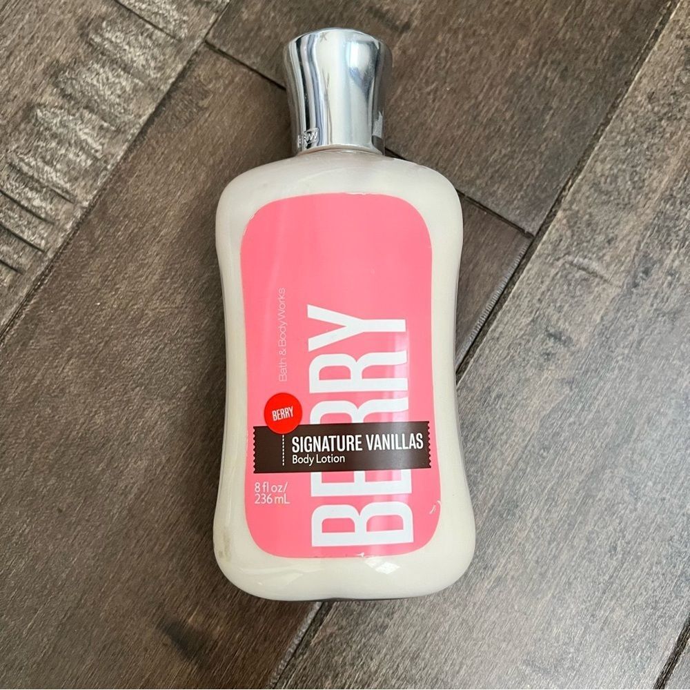Bath & Body Works Signature Vanillas Berry Scent Flavor Lotion Moisturizer - Picture 2 of 3